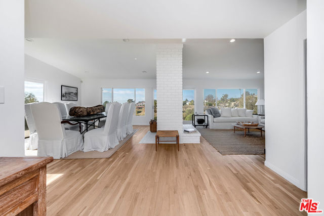 5761 Calpine Drive, Malibu CA: https://media.crmls.org/mediaz/9380a453-1ae5-4cd9-b679-3bcdbf274278.jpg