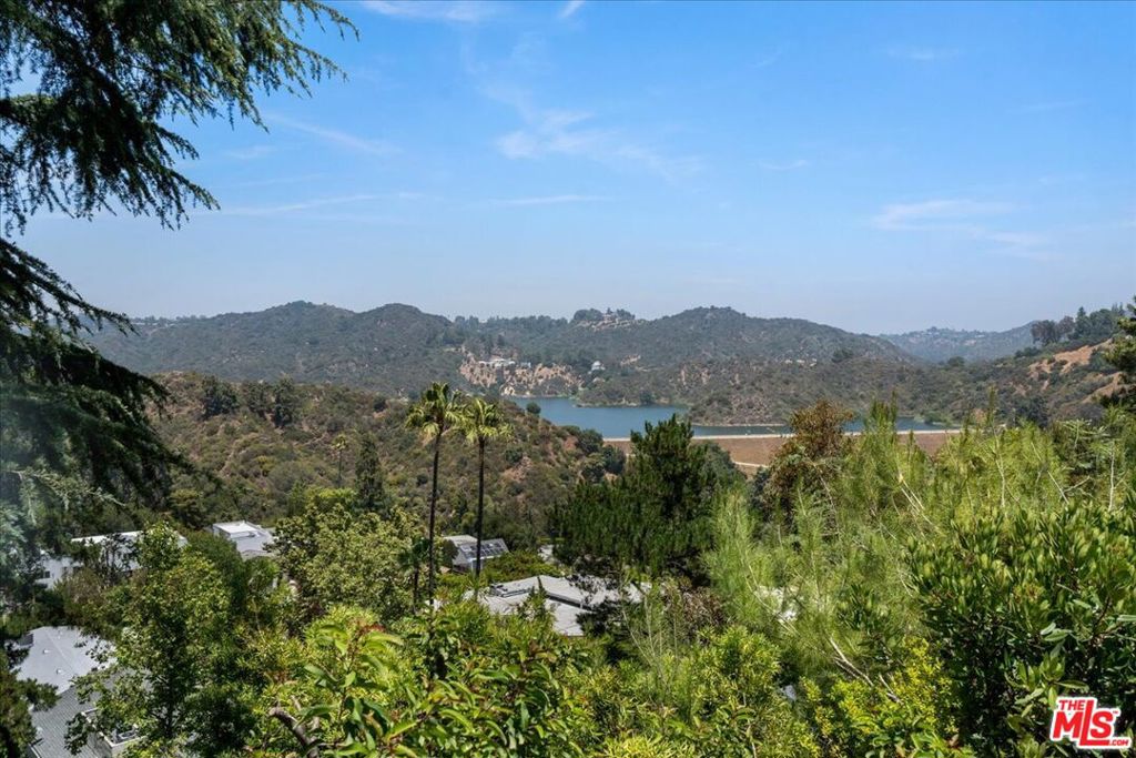 https://media.crmls.org/mediaz/93811b4a-4f07-4472-a64e-f91bb4e64527.jpg?preset=X-Large