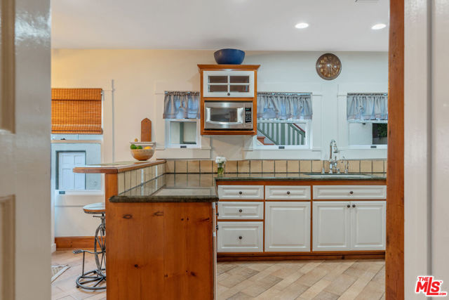 41 Vicente Terrace, Santa Monica CA: https://media.crmls.org/mediaz/93815f02-f3a2-4b62-b752-4d0947706280.jpg