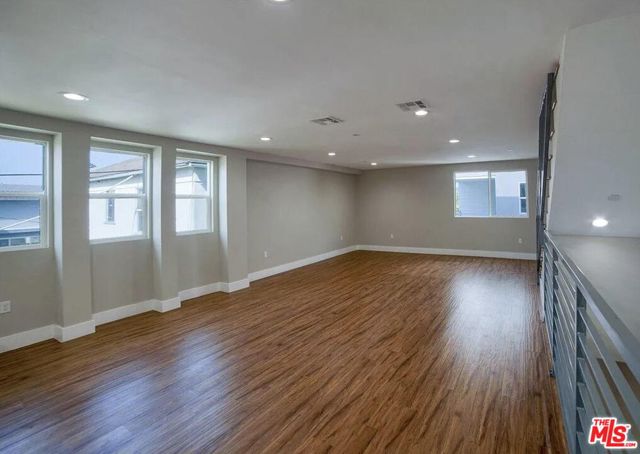 2303 Hauser Boulevard, Los Angeles CA: https://media.crmls.org/mediaz/93816c7f-9e81-477b-890d-44d5cc8a3552.jpg