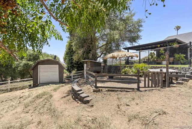 3860 Las Flores, Fallbrook CA: https://media.crmls.org/mediaz/93818f92-aae6-468e-ac3b-d8a62df17c6b.jpg