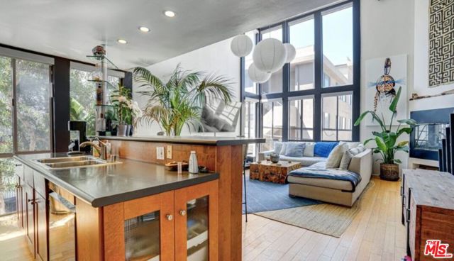 14 Mast Street, Marina del Rey CA: https://media.crmls.org/mediaz/9381f69f-35e7-468b-810c-ee4631f70a34.jpg