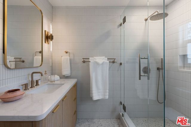 3864 3rd Avenue, Los Angeles CA: https://media.crmls.org/mediaz/938253f2-12e8-4363-a0d2-190d36eb0f6a.jpg