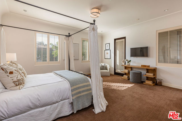 22368 Pacific Coast Highway, Malibu CA: https://media.crmls.org/mediaz/9382653a-4702-4874-a299-eefa2efbe187.jpg