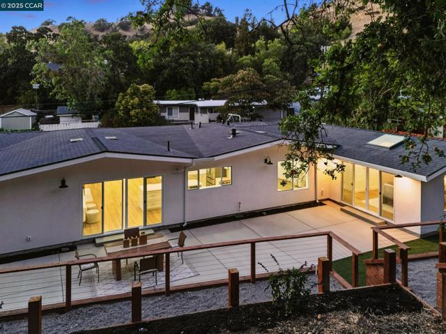 1717 Springbrook Rd, Lafayette CA: https://media.crmls.org/mediaz/9382cac8-df93-4e58-9100-46ec0de76c6e.jpg