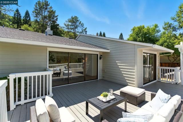 1725 Spyglass Ln, Moraga CA: https://media.crmls.org/mediaz/938365b0-2659-4dbc-833b-c77da4117f32.jpg