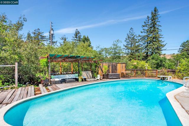 92 Gaywood Pl, Moraga CA: https://media.crmls.org/mediaz/9383745b-e6cc-4c3a-b2f1-6a662f9f3cdc.jpg