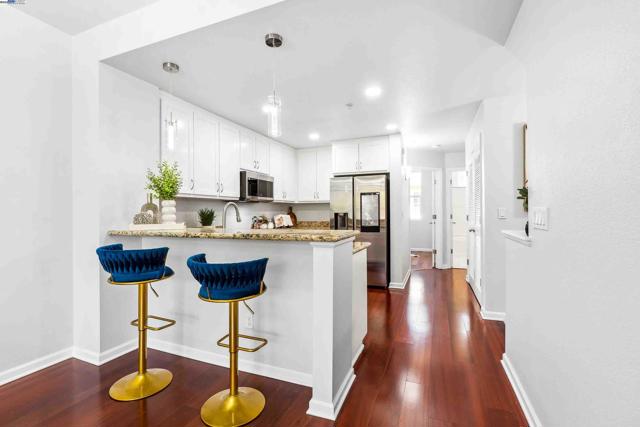 40742 Greystone Ter, Fremont CA: https://media.crmls.org/mediaz/9383df42-c9ef-4210-b3d4-a1088107c8b6.jpg