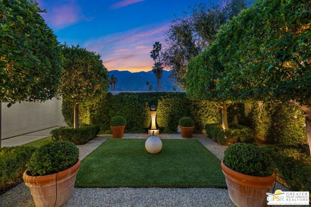 1860 Via Isla, Palm Springs CA: https://media.crmls.org/mediaz/9383e2ed-9ed9-42d3-9307-116c59751aa5.jpg