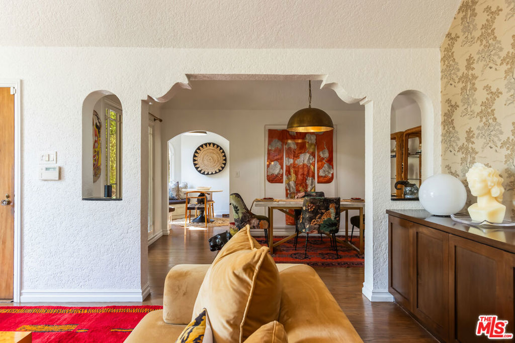 https://media.crmls.org/mediaz/93844ab6-5686-44a9-814f-616097c1bc23.jpg?preset=X-Large