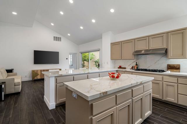56765 Merion, La Quinta CA: https://media.crmls.org/mediaz/9384b081-ceb8-42ad-9dd7-12d2540cb03e.jpg