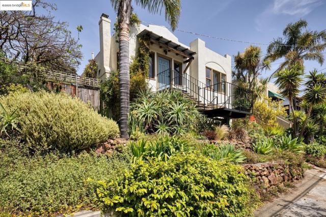 2901 Monticello AVE, Oakland CA: https://media.crmls.org/mediaz/93860e19-cd23-4696-bf53-f2c377c10a2a.jpg
