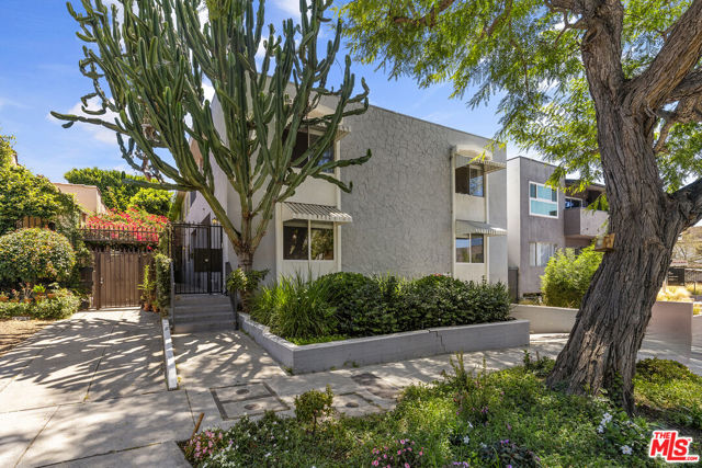 1006 Havenhurst, Los Angeles CA: https://media.crmls.org/mediaz/9387d0a4-3c98-49d6-bfc8-e385ee90fe86.jpg