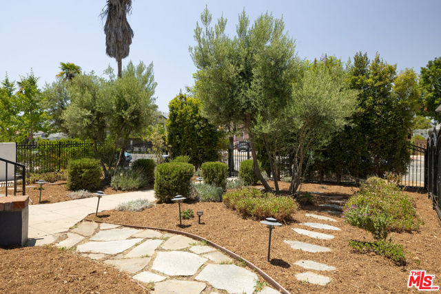 922 N Edgemont Street, Los Angeles CA: https://media.crmls.org/mediaz/938811b3-3526-4fdc-8866-23b12f8a4e86.jpg