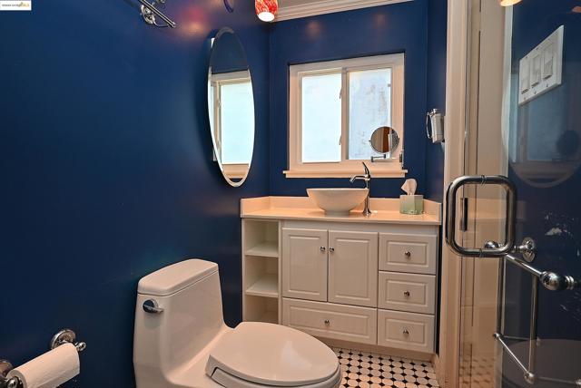 44 Oak Hill Cir, Oakland CA: https://media.crmls.org/mediaz/9388d3ae-176d-459d-8e66-2ed991b8189a.jpg
