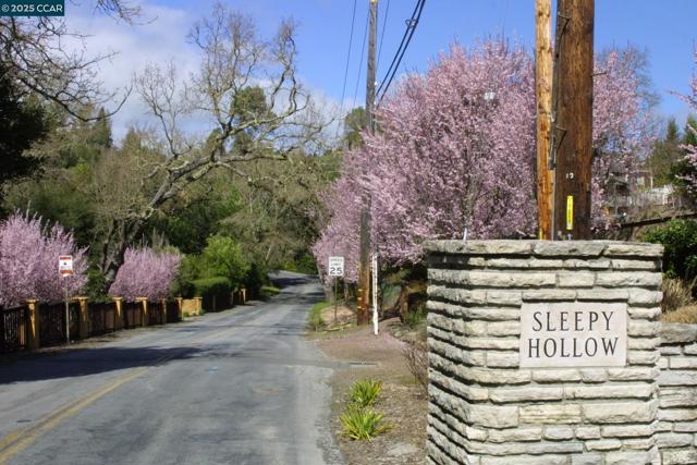 13 St James Court, Orinda CA: https://media.crmls.org/mediaz/9388f8b2-dbba-4532-9870-86e2a0bc874e.jpg