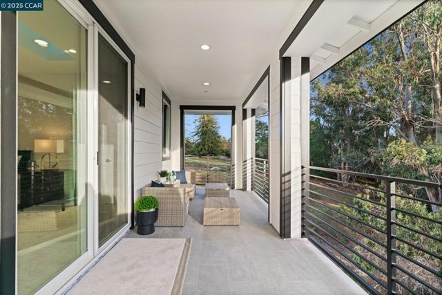 9 Turner Ct, Oakland CA: https://media.crmls.org/mediaz/9389bb92-fc7d-466d-80d5-e673d0487598.jpg