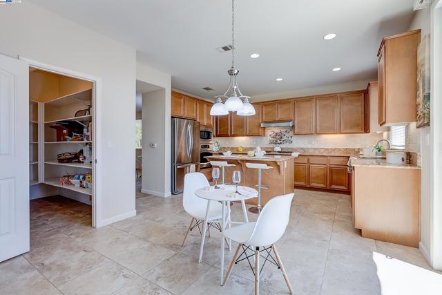2528 AMANTEA WAY, Dublin CA: https://media.crmls.org/mediaz/938a570c-cc24-404b-907b-eda3d6eda78c.jpg