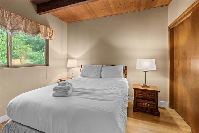 27621 Cedarwood Drive, Lake Arrowhead CA: https://media.crmls.org/mediaz/938ae487-8bc6-402c-8592-97dd13fb8caa.jpg