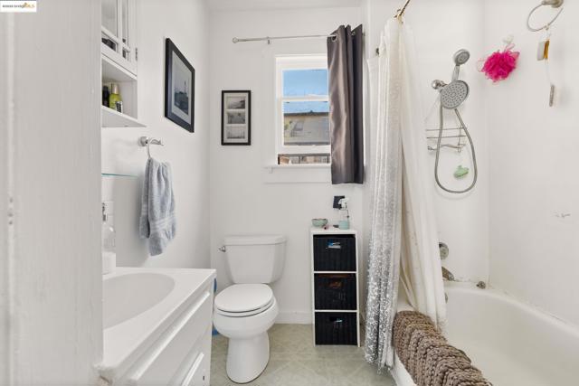 102 Hamilton Pl, Oakland CA: https://media.crmls.org/mediaz/938b9218-27a0-46c7-90ba-8704ab6feb4f.jpg