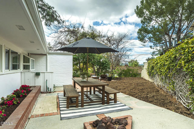 5045 Redwillow Lane, La Canada Flintridge CA: https://media.crmls.org/mediaz/938c5701-f4be-4ea4-81f2-17e416260242.jpg