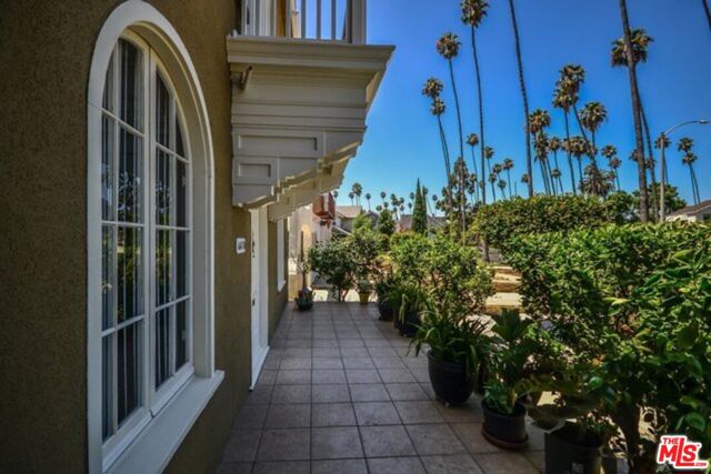 4418 Victoria Park Place, Los Angeles CA: https://media.crmls.org/mediaz/938c9bcf-4d7c-4994-9351-7a3860710ba1.jpg