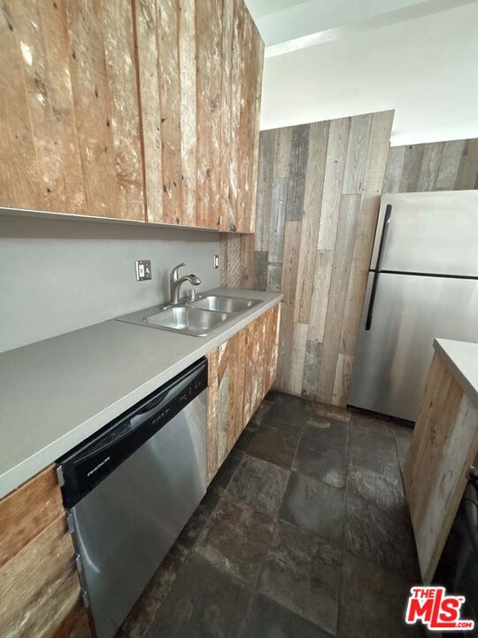 915 Broadway Street, Venice CA: https://media.crmls.org/mediaz/938d61b8-f094-4e9d-ae57-6fe9f46e8d58.jpg