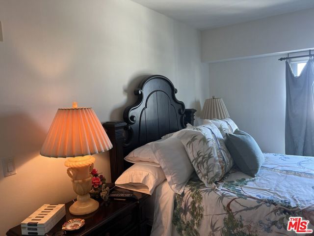 13700 Marina Pointe Drive, Marina del Rey CA: https://media.crmls.org/mediaz/938d862e-b6fc-402b-9887-33bf122e6851.jpg