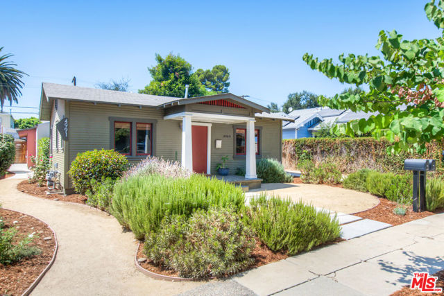 4989 Vincent Avenue, Los Angeles CA: https://media.crmls.org/mediaz/938d87c4-8dba-4241-ae11-ae1bf4a687b4.jpg