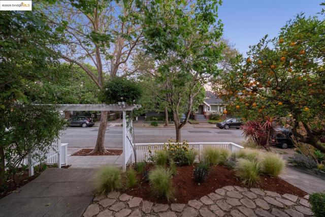 5490 Kales AVE, Oakland CA: https://media.crmls.org/mediaz/938de540-47b5-4cac-a0c5-3aa5e8d5adb8.jpg
