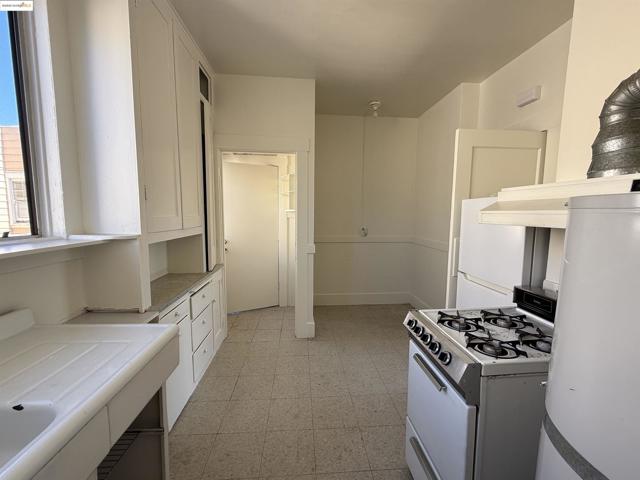 3999 Clarke, Oakland CA: https://media.crmls.org/mediaz/938e0241-323b-4141-9f93-8710c42afda6.jpg