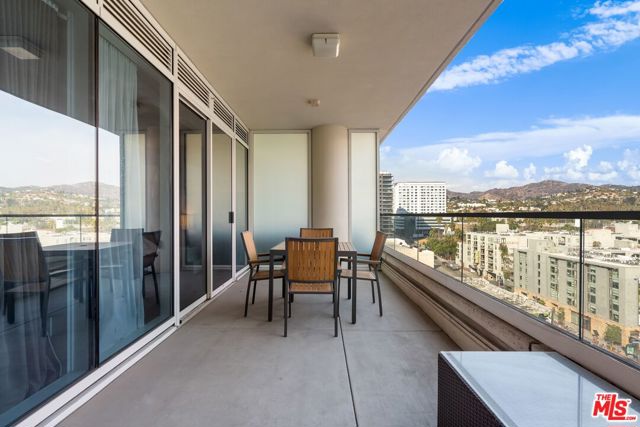 6250 Hollywood Boulevard, Los Angeles CA: https://media.crmls.org/mediaz/938e0439-35bf-4a09-8a84-1f12ec52f903.jpg