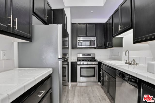 11112 La Maida Street, 14 photo 6