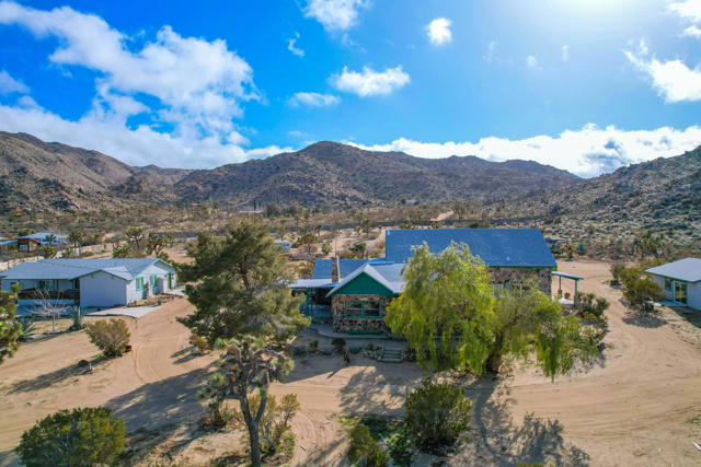 59800 Onaga Trail, Joshua Tree CA: https://media.crmls.org/mediaz/938e8c70-b99e-4cff-92db-7326bb61edab.jpg
