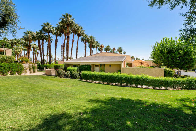 73438 Foxtail Lane, Palm Desert CA: https://media.crmls.org/mediaz/938f113c-005b-4080-a1f9-4944f668fe2a.jpg