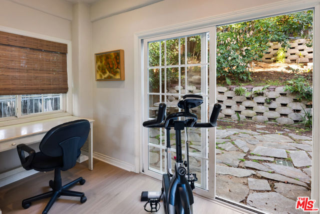 4350 Hillview Drive, Malibu CA: https://media.crmls.org/mediaz/938f5982-3120-4bb4-9ec3-b37d80a9b201.jpg
