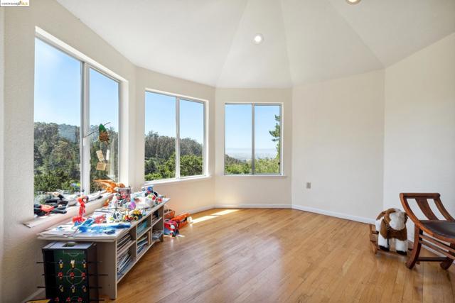 2335 Tunnel Rd, Oakland CA: https://media.crmls.org/mediaz/938fa563-4709-4a69-9886-dc1b4b87477d.jpg
