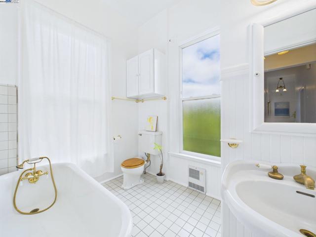 1709 Myrtle St, Oakland CA: https://media.crmls.org/mediaz/938fdf76-a267-49ff-821f-fd2d1576831a.jpg