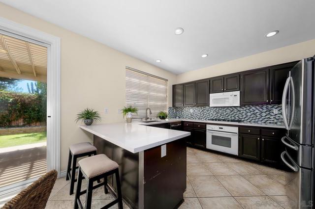 6789 Camino De Amigos, Carlsbad CA: https://media.crmls.org/mediaz/938fe784-646c-4c01-8d0a-6af4b10f7529.jpg