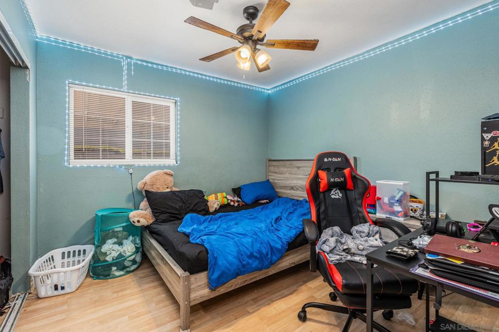 https://media.crmls.org/mediaz/93909c9c-e4f6-4d84-8d1a-9c0c213550b1.jpg?preset=X-Large