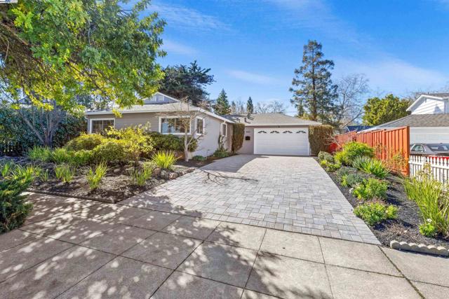 1692 Maryland St, Redwood City CA: https://media.crmls.org/mediaz/9391169b-3f62-4df4-bbda-81ce2385dbe1.jpg