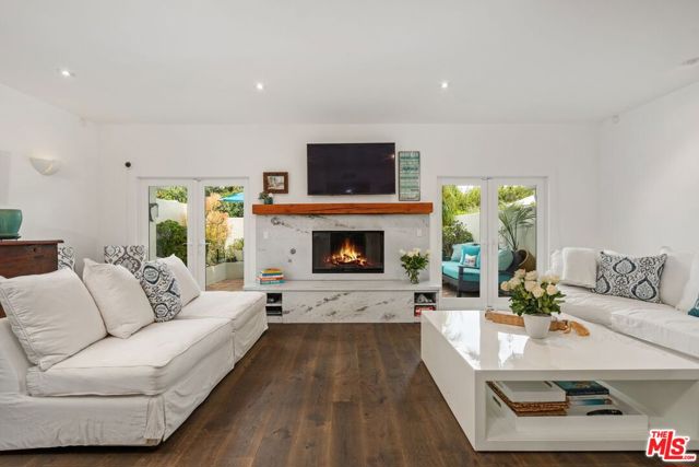 6435 Zumirez Drive, Malibu CA: https://media.crmls.org/mediaz/93914976-a7cc-4dec-8210-c1b3d96bd0b3.jpg
