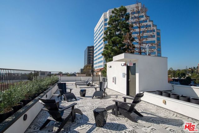 1223 Wellesley Avenue, Los Angeles CA: https://media.crmls.org/mediaz/9391e492-d3f4-496a-b0b1-7ffd12430807.jpg