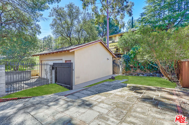 7951 Glenties Lane, Sunland CA: https://media.crmls.org/mediaz/93921bce-7b8c-450b-846e-0d90da0edd33.jpg