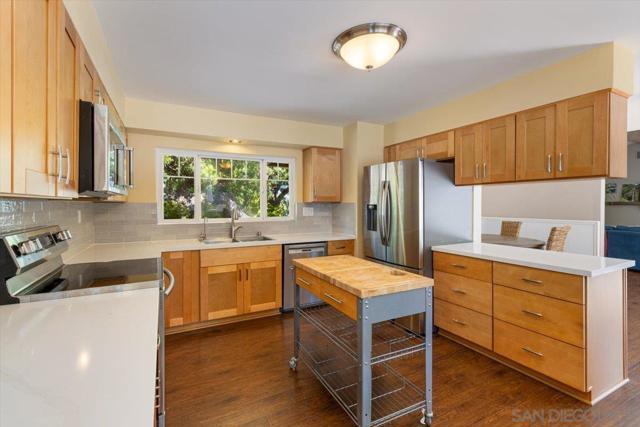 1131 Vale Terrace Dr, Vista CA: https://media.crmls.org/mediaz/93925985-7016-4eee-95a0-e3375430ad30.jpg