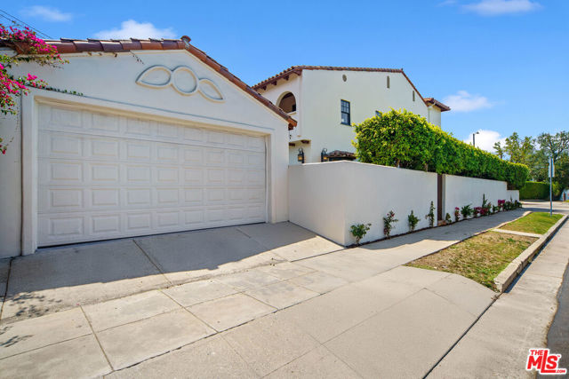 588 N Gower Street, Los Angeles CA: https://media.crmls.org/mediaz/9392edfd-66bd-446d-a47e-b3186f538947.jpg