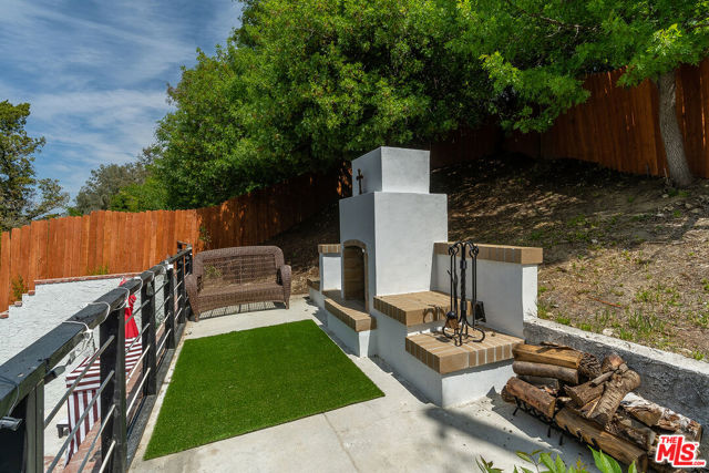 19555 Oxnard Street, Tarzana CA: https://media.crmls.org/mediaz/9392f552-d480-4b51-8883-ef34285742b4.jpg