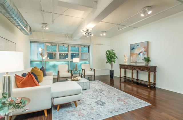 510 S Hewitt Street, Los Angeles CA: https://media.crmls.org/mediaz/9393be18-9592-4057-b34e-8fe06c0c9310.jpg