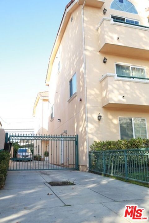 821 S Gramercy Place, Los Angeles CA: https://media.crmls.org/mediaz/93940d12-6770-4b16-835f-cdcecff15938.jpg