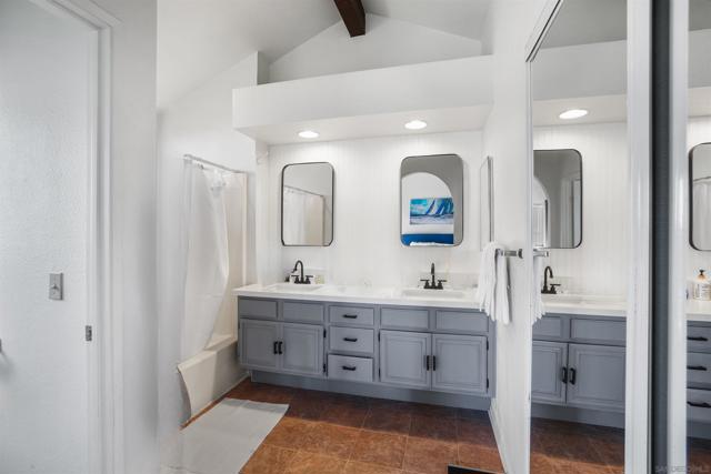 378 Paseo Marguerita, Vista CA: https://media.crmls.org/mediaz/939494f2-fd7f-484b-91d7-7e93c3420baf.jpg
